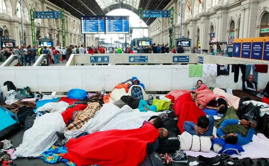 Refugees_Budapest_Keleti_railway_station_2015-09-04-2