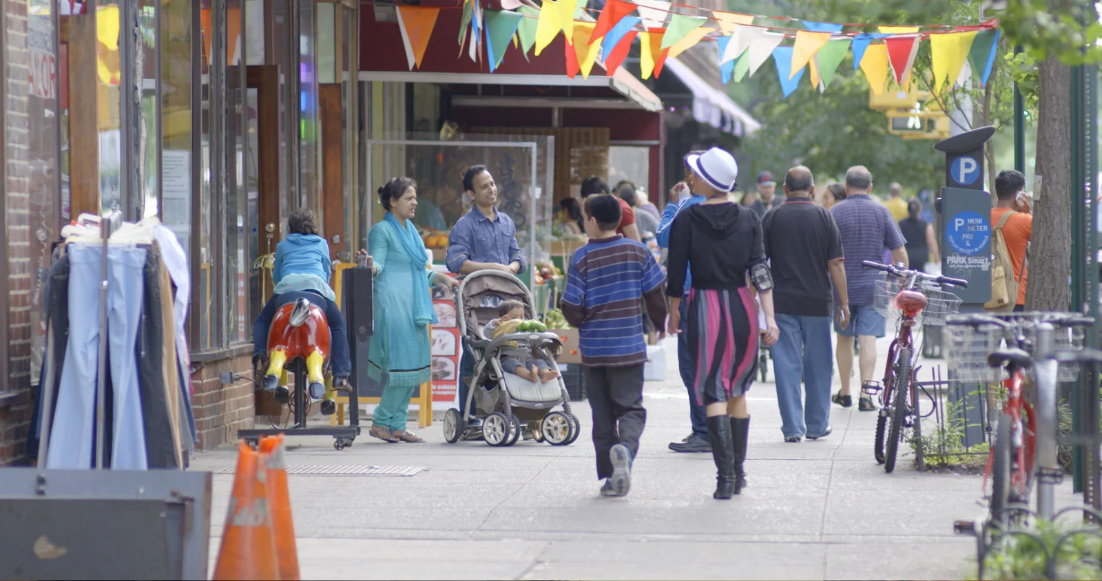 19668-in_jackson_heights_-_pedestrians_on_37th_ave