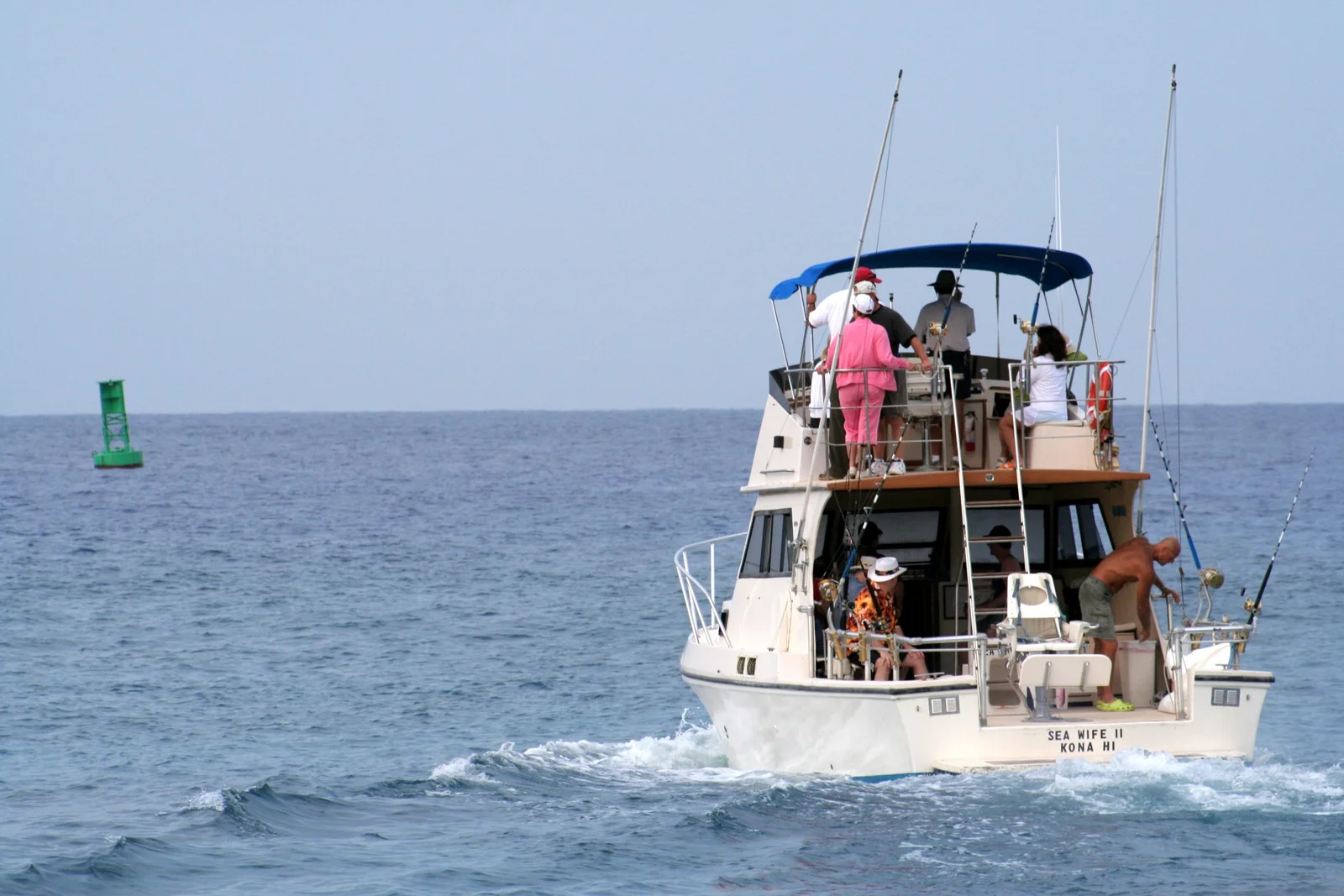 Charter_fishing_boat_in_Hawaii