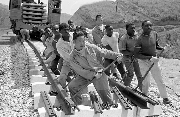 Chinese and African laborers work on the construction of the TAZARA railway in the 1970s. The project linked Dar es Salaam, Tanzania, to central Zambia and became an enduring symbol of early China–Africa cooperation.