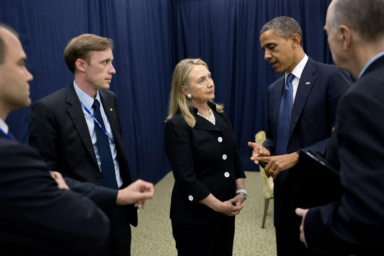 Barack_Obama_talking_to_Hillary_Clinton_in_Phnom_Penh-1