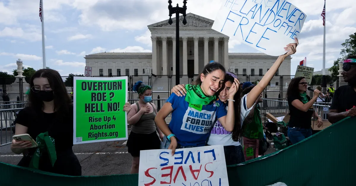 Supreme-Court-Overturns-Roe-v-Wade