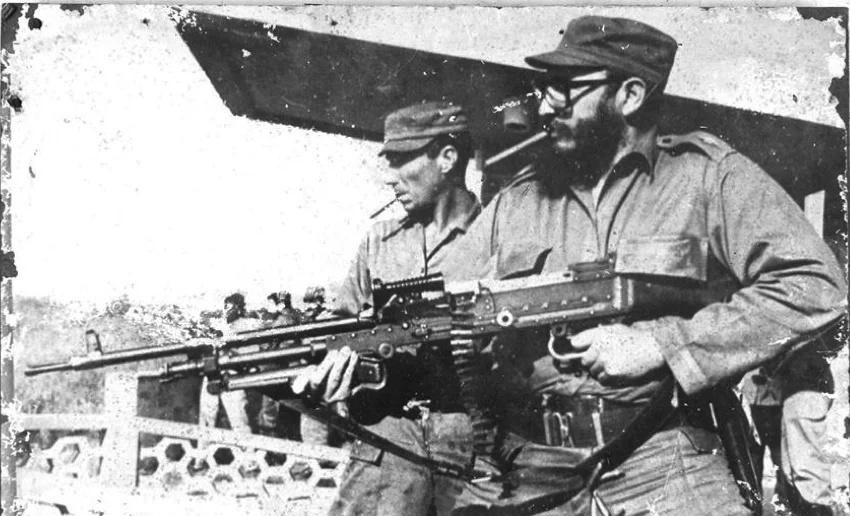 castro-with-gun