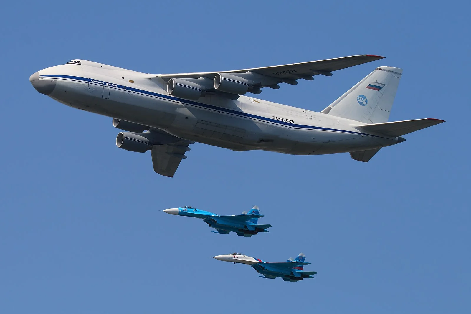 An-124_RA-82028_in_formation_with_Su-27_09-May-2010