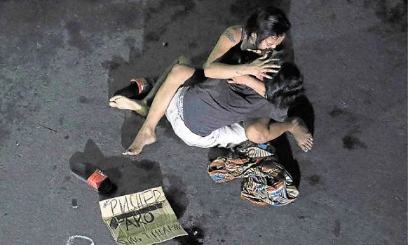 Photo-by-Raffy-Lerma-with-the-cardboard-sign
